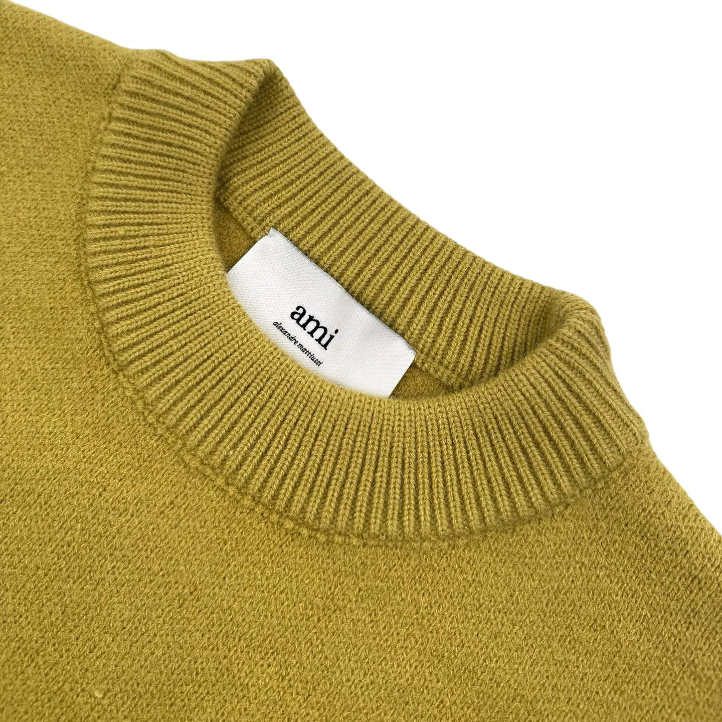 [Exclusive supply] Ami love jacquard crew neck sweater (Yellow). The original purchase was 4,900 and developed. The fabric is made of custom-woven and custom-dyed luxurious Merino wool. It is soft and delicate, comfortable and close to the skin. It uses high-grade morning mist gray as the ink. The gentle riot of grayscale aesthetics. A contrasting love heart jumps on the chest. It quietly exudes its own charming halo. The brand is fully recognizable. The elegance and casualness of French fashion is the ultimate simplification of color. It also conveys the love and persistence of life. Meet the undisputed king of Versatile with extreme simplicity. It is made of jacquard tissue imported from Germany. The arrangement and interweaving of yarns are precisely controlled and carefully interwoven on the loom. The Ami love jacquard art pattern is inlaid. The fabric is more vivid and three-dimensional, and the garment washing water is softened and deodorized. Professional washing equipment and specific detergents are used to deeply clean and deodorize the clothes to improve the feel and appearance of the clothes. Size:S-M-L-XL